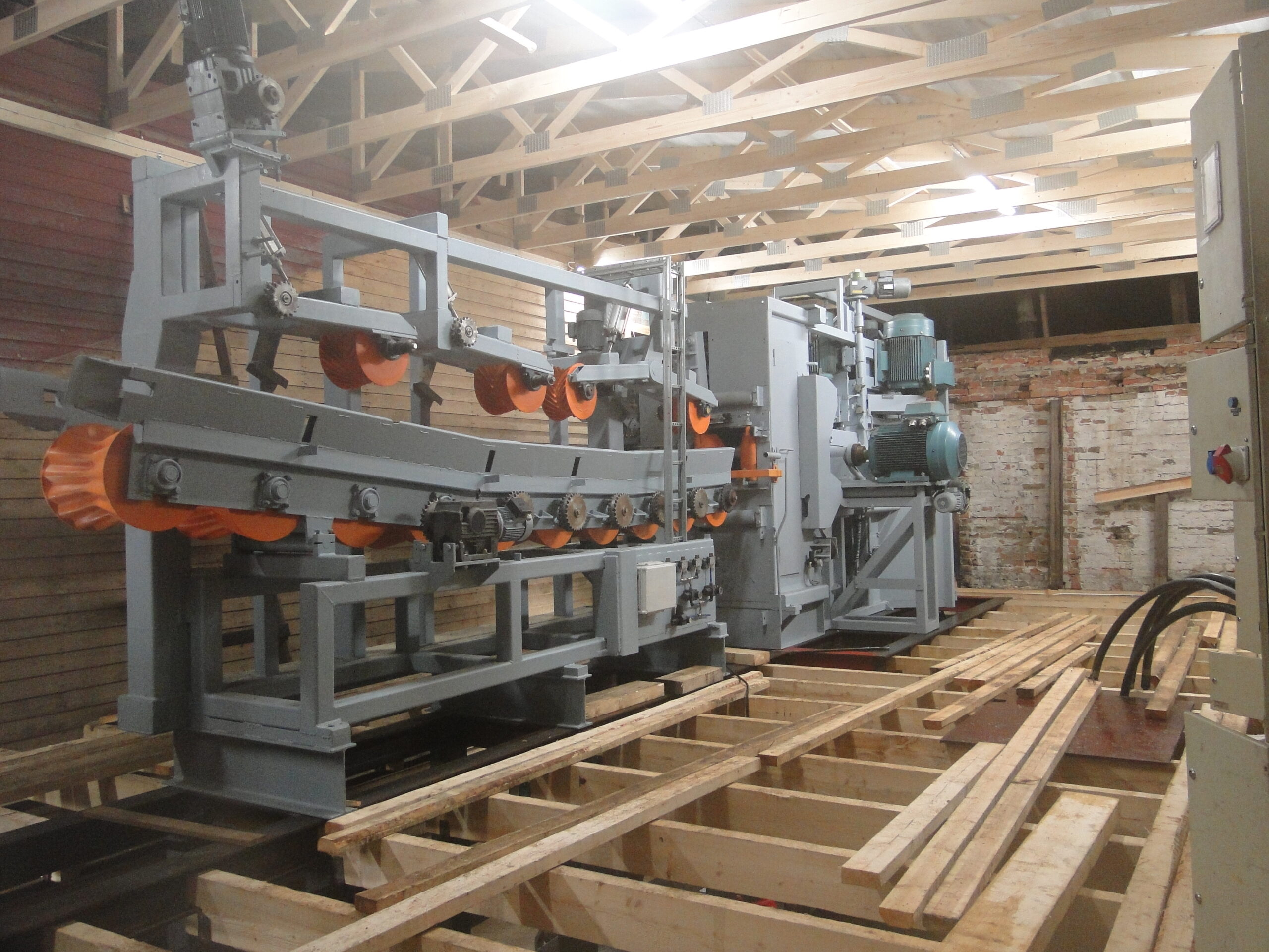 HewSaw R115, small log saw max 170 mm, 1+1 sideboards, banana infeeding, R200 inferring system