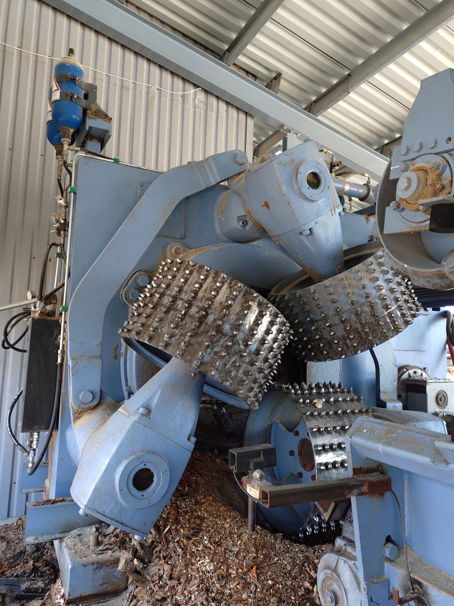 Cambio 75 C, renowated 2023, Infeeding and outcoming conveyors, bark conveyor.
