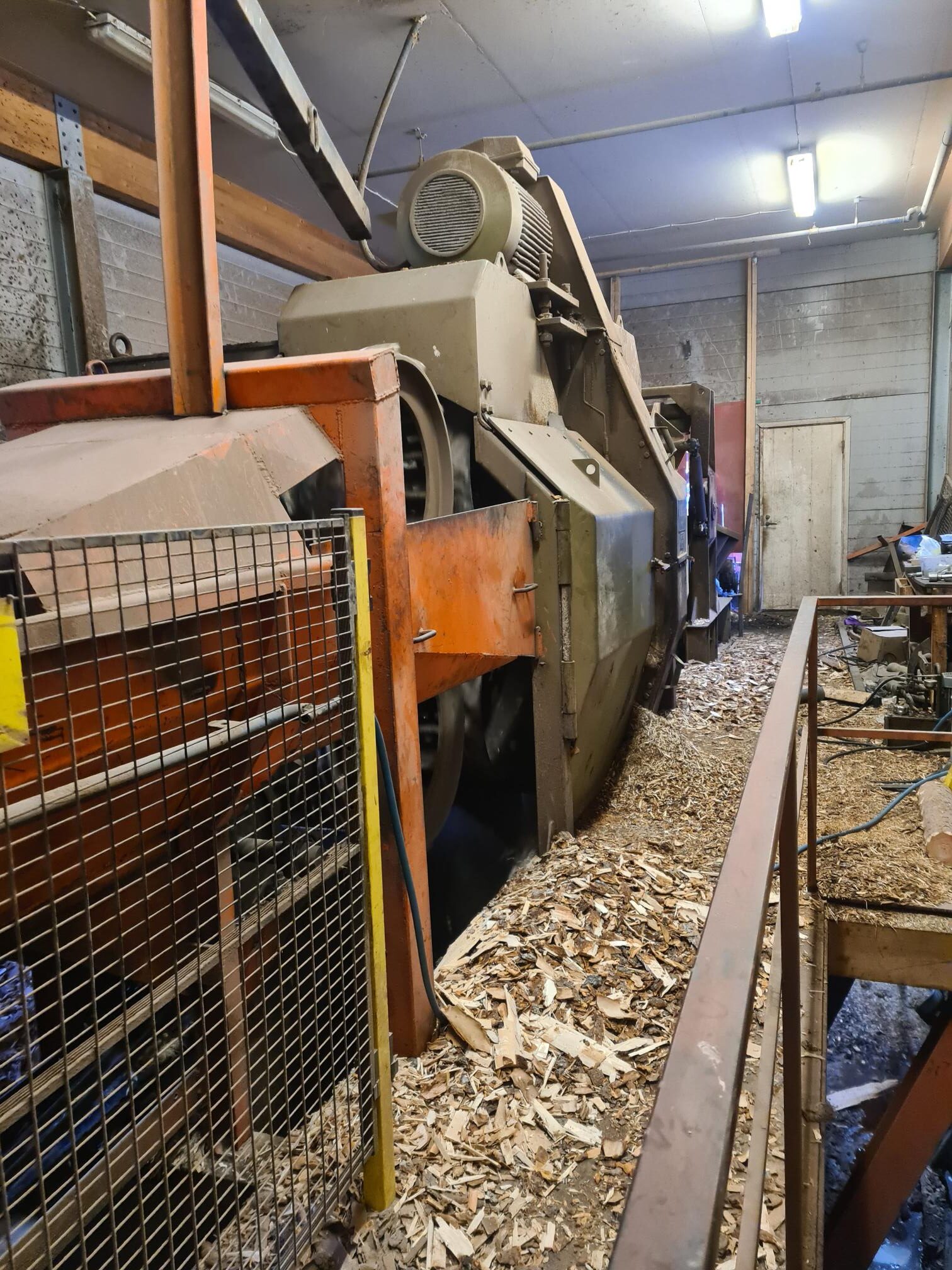 VK 600 DEBARKING MACHINE 1987 with infeeding and bark conveyor     SOLD !!!