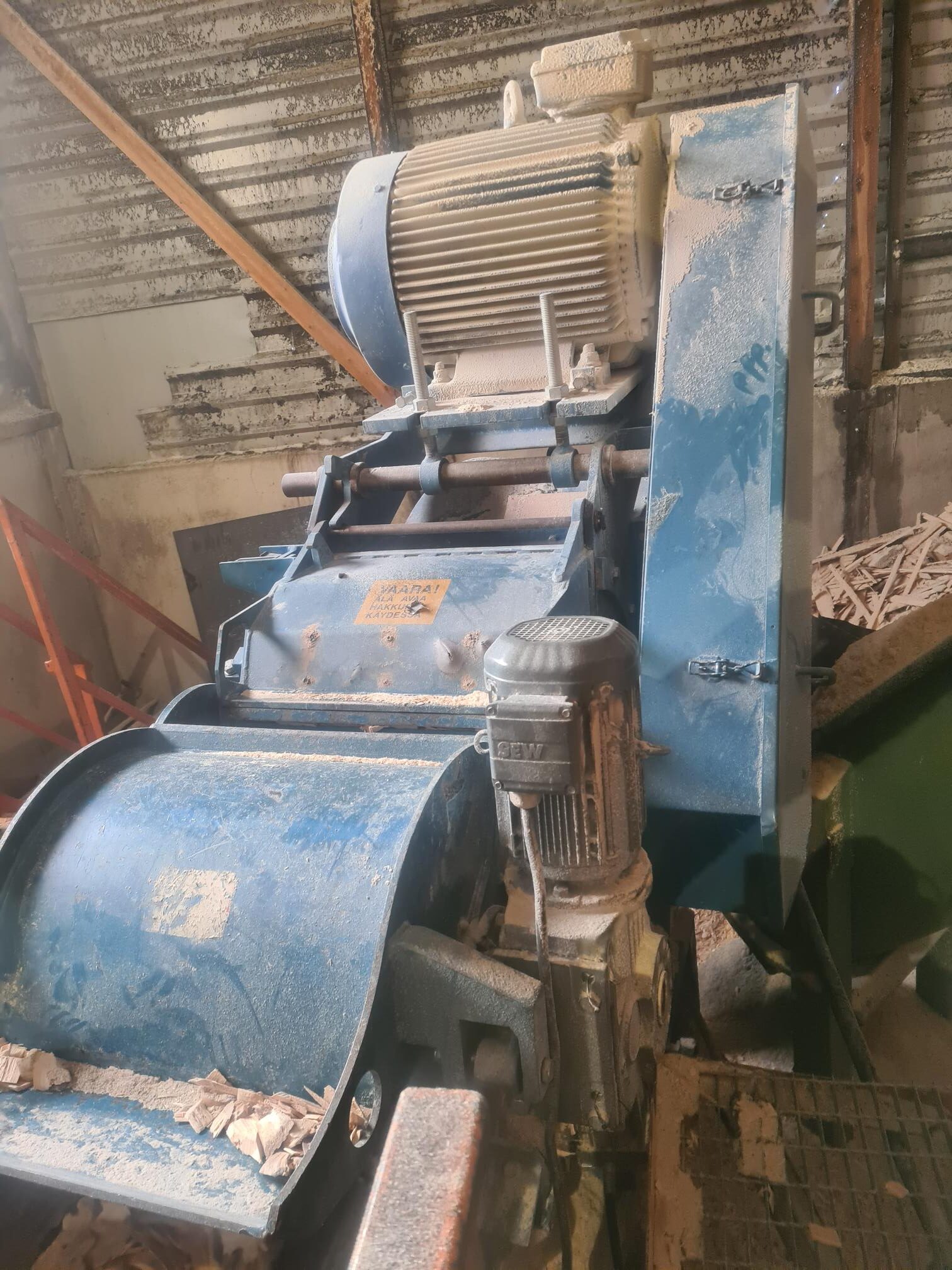 HEINOLA CHIPPER TT-75 RS 2006, with vibra conveyors 6 m long and metaldetector magnetic only 2 years old.