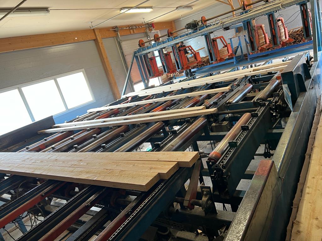 Stickingmachine for plank line