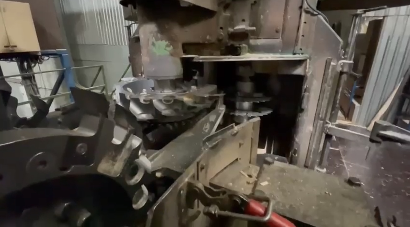 HewSaw R200 1991, 454 KW and 380 V, with log deck, stepfeeder, log haul Cambio 45, log haul, infeeding to HewSaw R200 and sideboadseparately