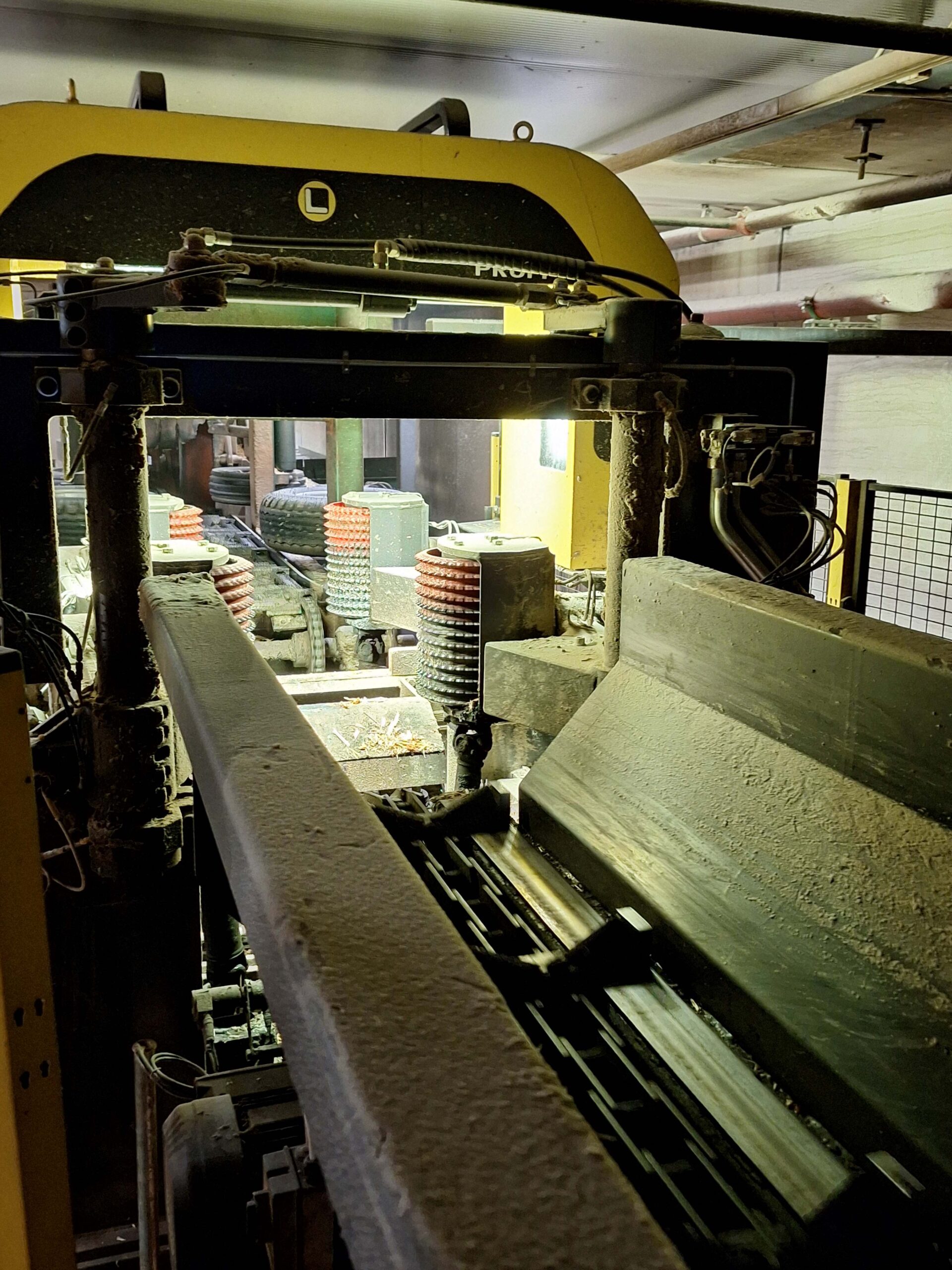 Ari Vislanda/Kockums chippers + douple profiling line, Capacity 75 000 m3 timber in shifth. Only one operator !!