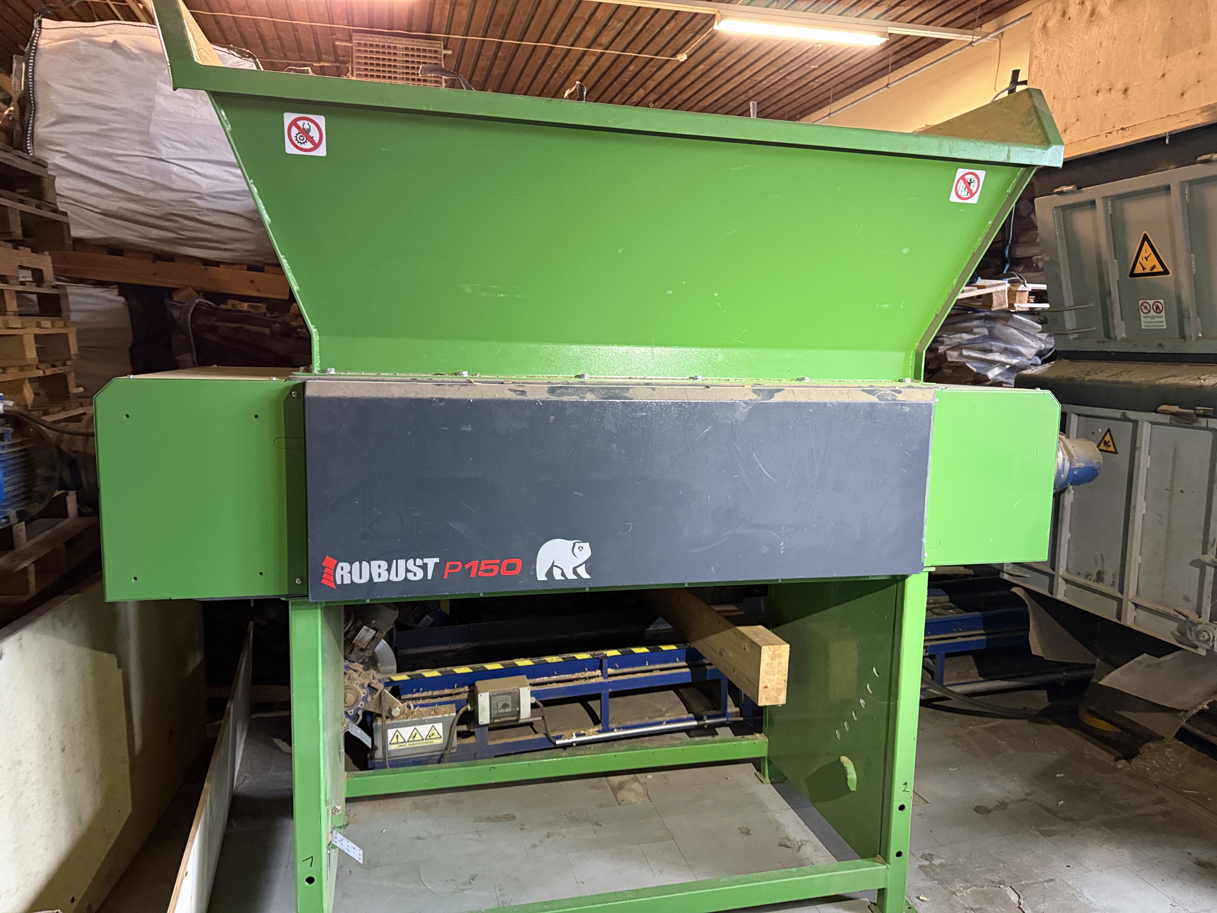 PALLET CRUSHING LINE, 2 Shredder, 2 conveyors with magnetic drum for nail removal. Used Amis 200 hours and Robust only 30 hours.