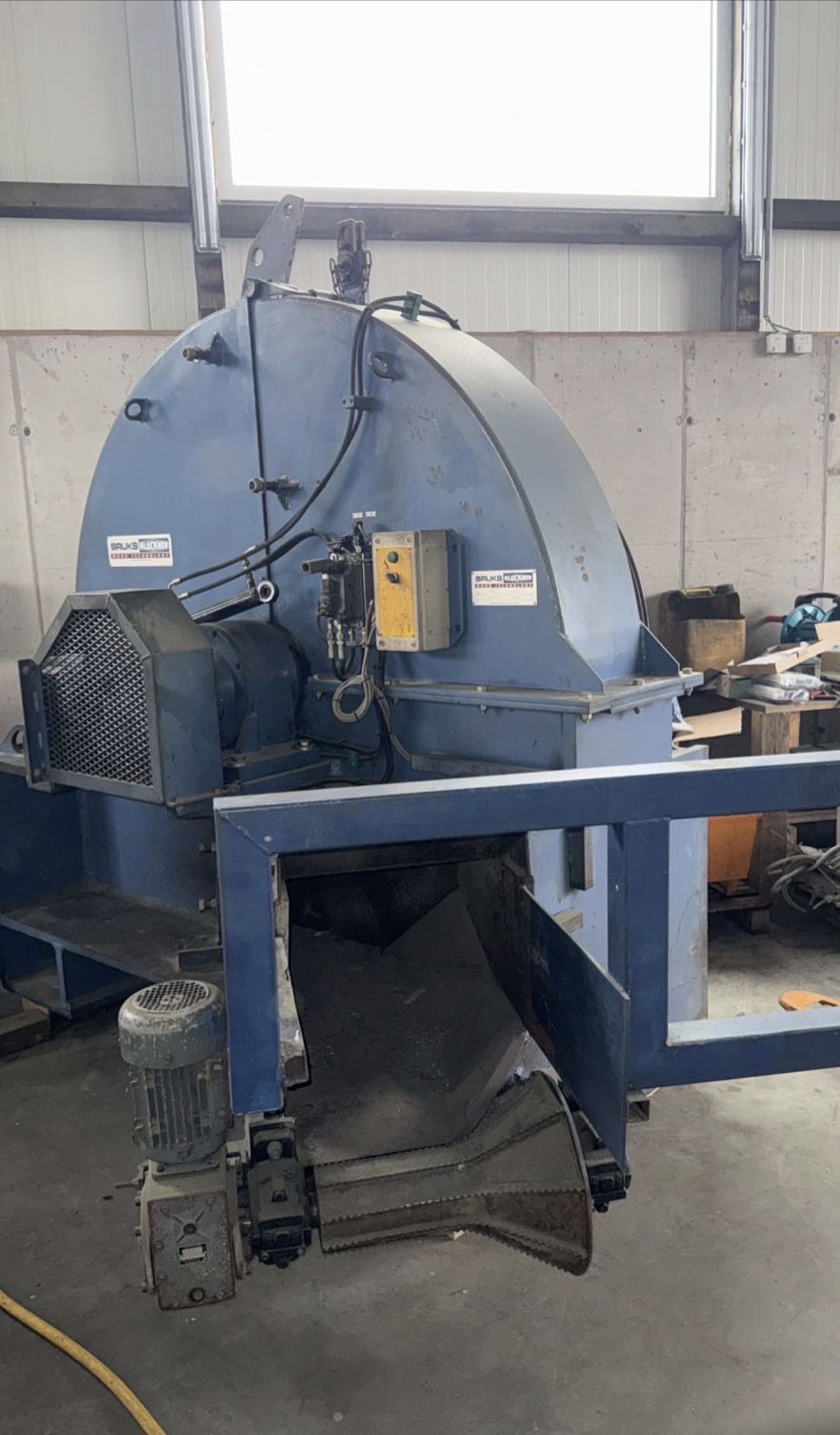 High capacity chipping station 2004 BRUKS  BK-RH485, 315 Kw, 80-100 m3/h, hours 12500 hours, Stepfeeder, log conveyors, metaldetector, Bruks Chipper, Electric cabins, control unit, fully serviced,